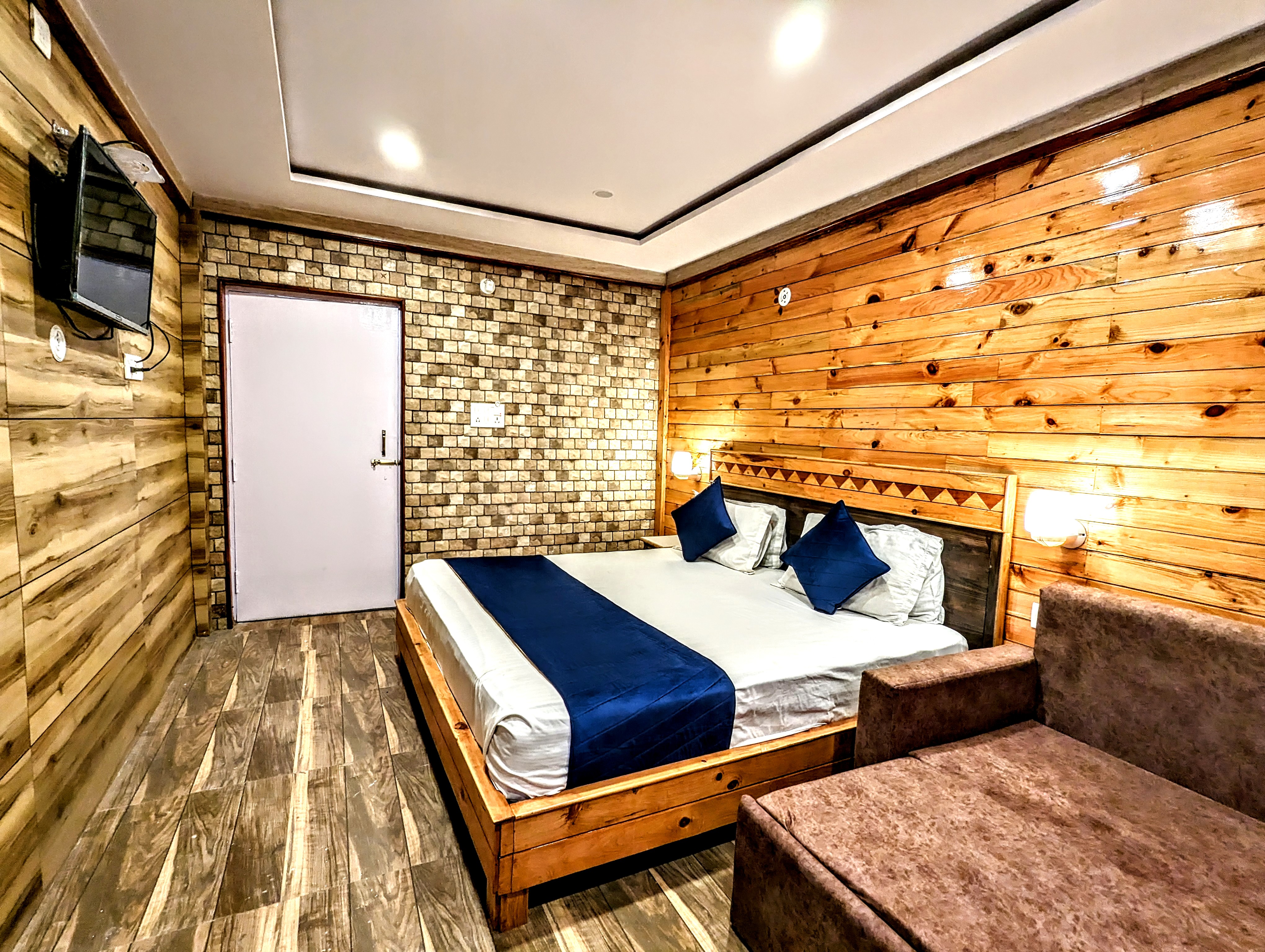 Hotel Sweet Home(walkable distance from Mall Road) - Tap to explore photos