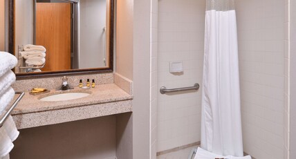 Best Western Plus Kelly Inn Room Type - 2 Queen Beds, Mobility Accessible, Roll In Shower, Non-Smoking