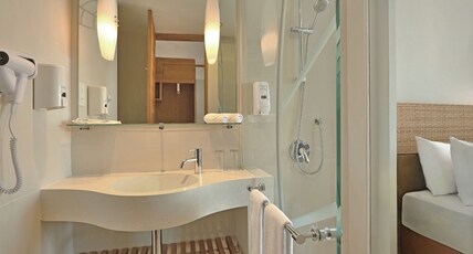 Diamond Hotel Kuta Room Type - Deluxe Queen Bedroom