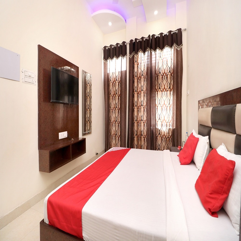 Hotel Sitara Niwas - Tap to explore photos