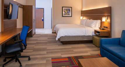 Holiday Inn Express Hotel & Suites Gunnison Room Type - 1 King Standard Mountain View Balcony