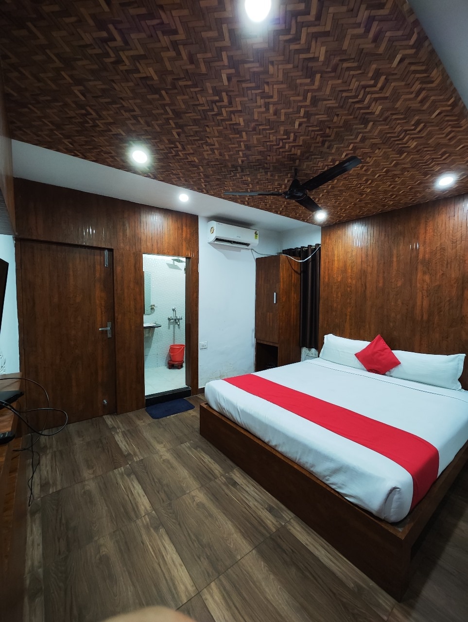 RUDRAKSH INN ( 2 MIN WALKING FROM BABA BADYANATH DHAM ) - Tap to explore photos