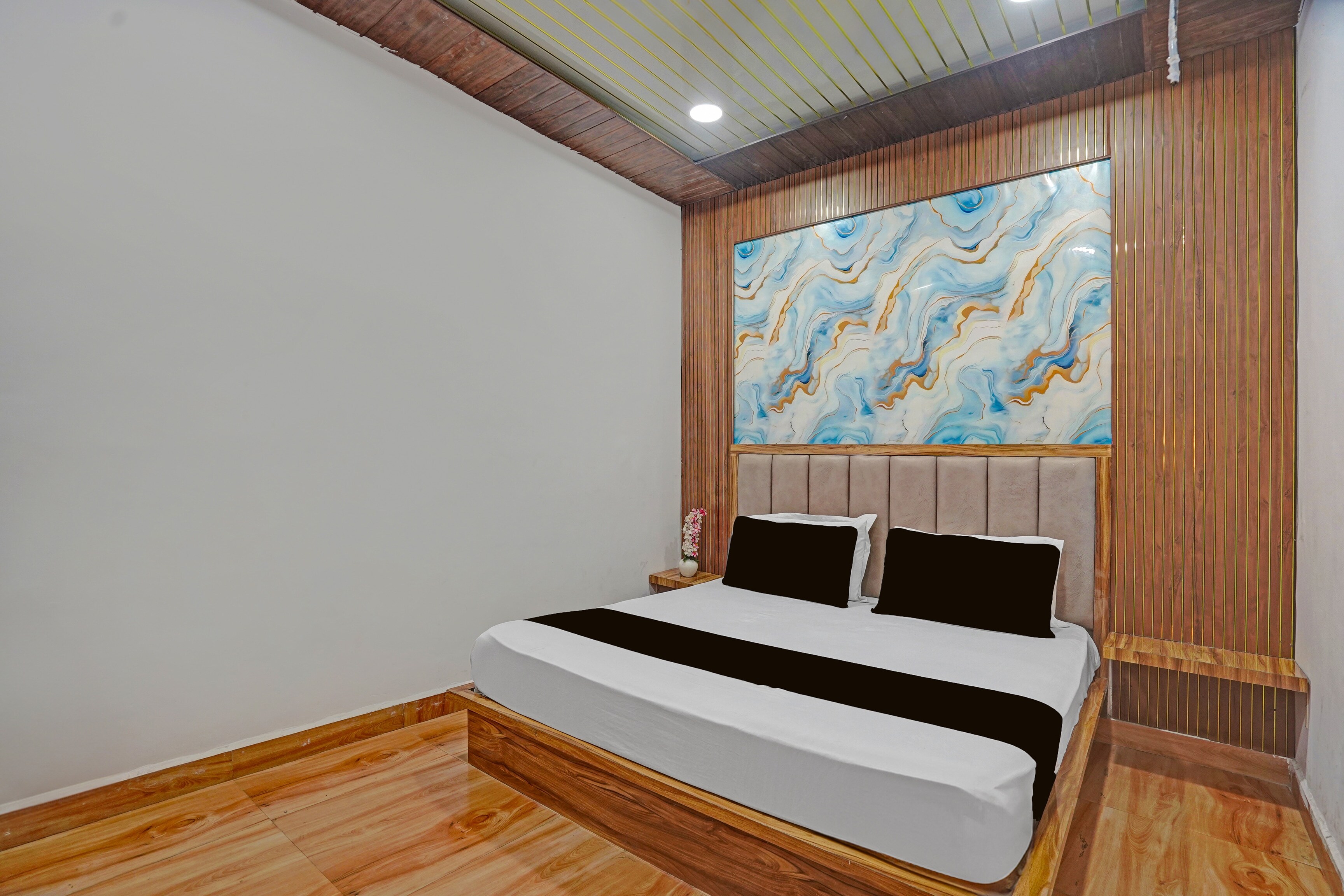 Hotel OThe Signature Stay Guest House - Tap to explore photos