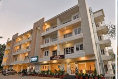 Luxury 2BHK Flat At Clarks Inn, Kaichidham Nanital