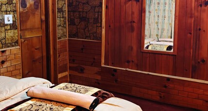Oran Stays Shoja Room Type - Deluxe King Room