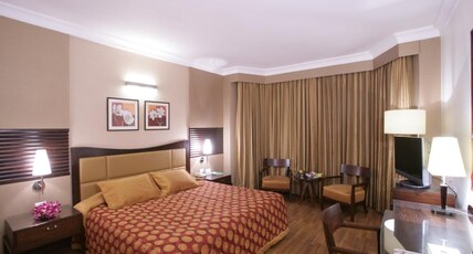 The Retreat Hotel & Convention Centre Room Type - Pool View Deluxe Room- King Bed
