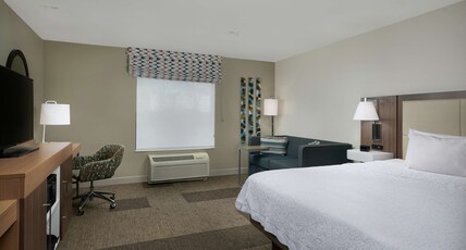 Hampton Inn & Suites by Hilton Rogers Room Type - 1KING STUDY SOFABD NONSMOK