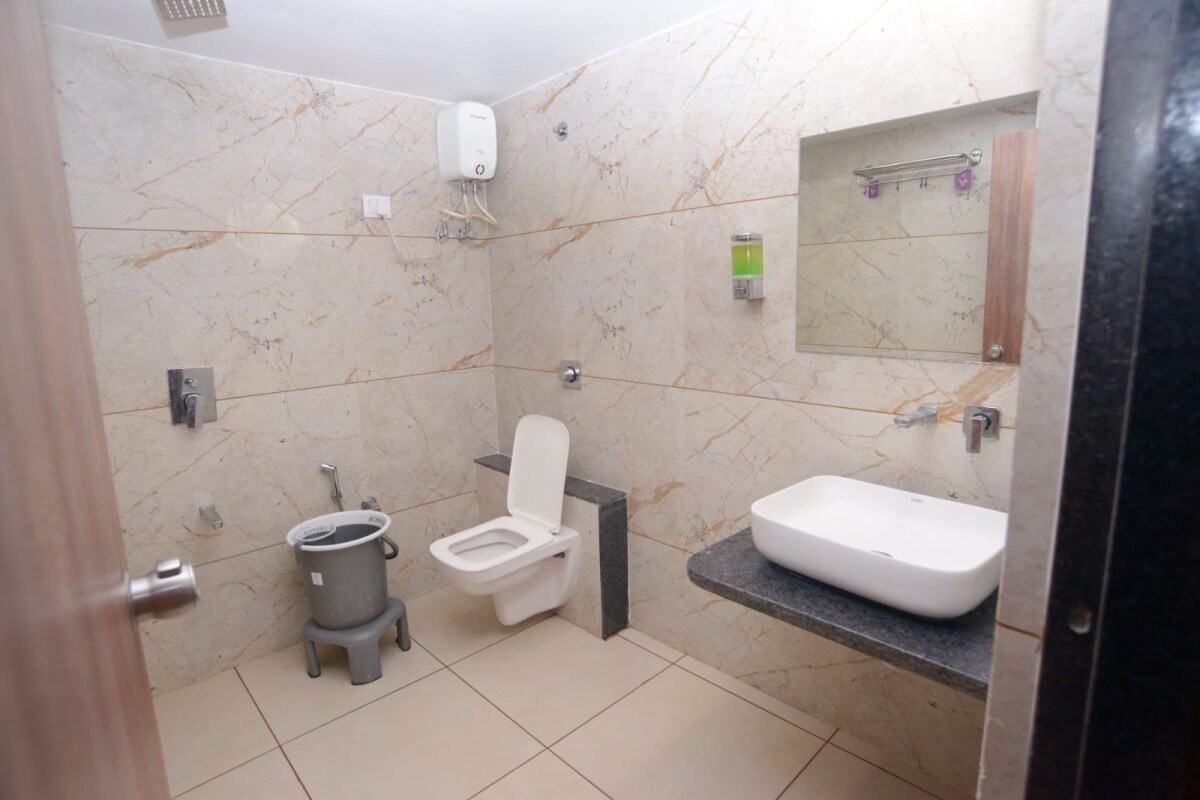 Hotel lee Gold - Tap to explore photos