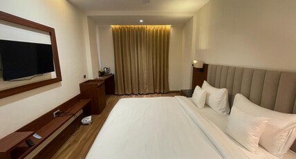 Hotel the Crystal Park - 500m from ISBT Bus Stand Room Type - Executive Room