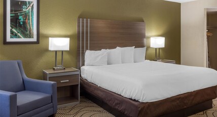 Best Western Heritage Inn Room Type - 1 King Bed, Non-Smoking, Jetted Tub, Microwave And Mini-Refrigerator, Wi-Fi, Full Breakfast