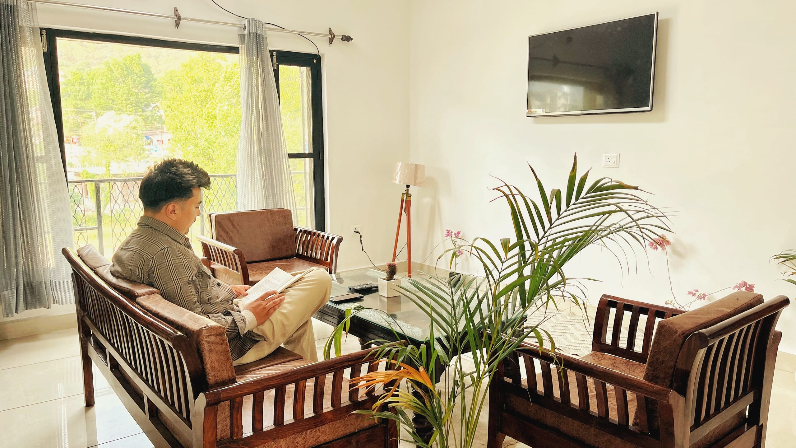 Ghonslaa Stays Cozy 2BHK Flat Dharamshala - Tap to explore photos
