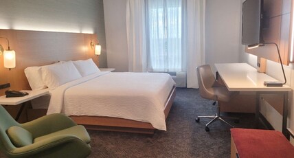 DoubleTree by Hilton Houston Westchase Room Type - 1 KING BED SUITE