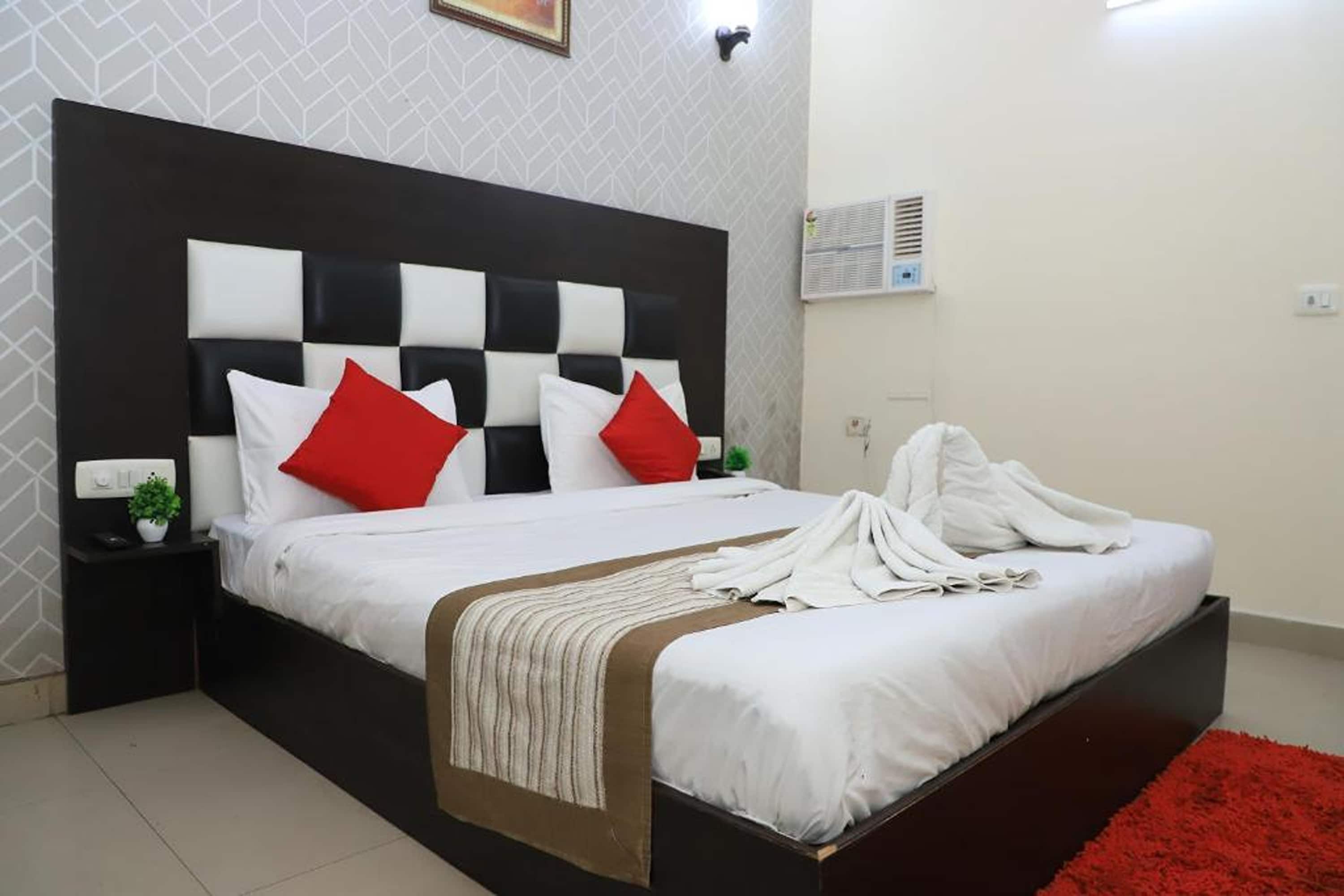 Hotel Global Inn By Quality Inn - Tap to explore photos