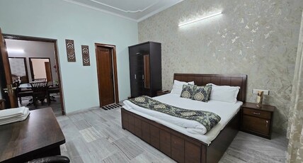 Crowns hotel Room Type - Deluxe Room