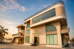 Travinities Hotel - The Royal Palace, Near Airport