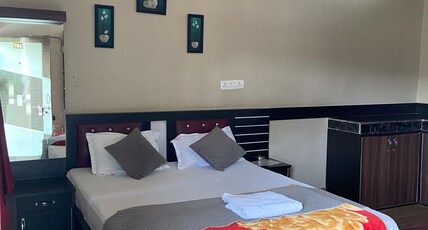 HOTEL RAVI AND SHASHI Room Type - Deluxe Room - AC