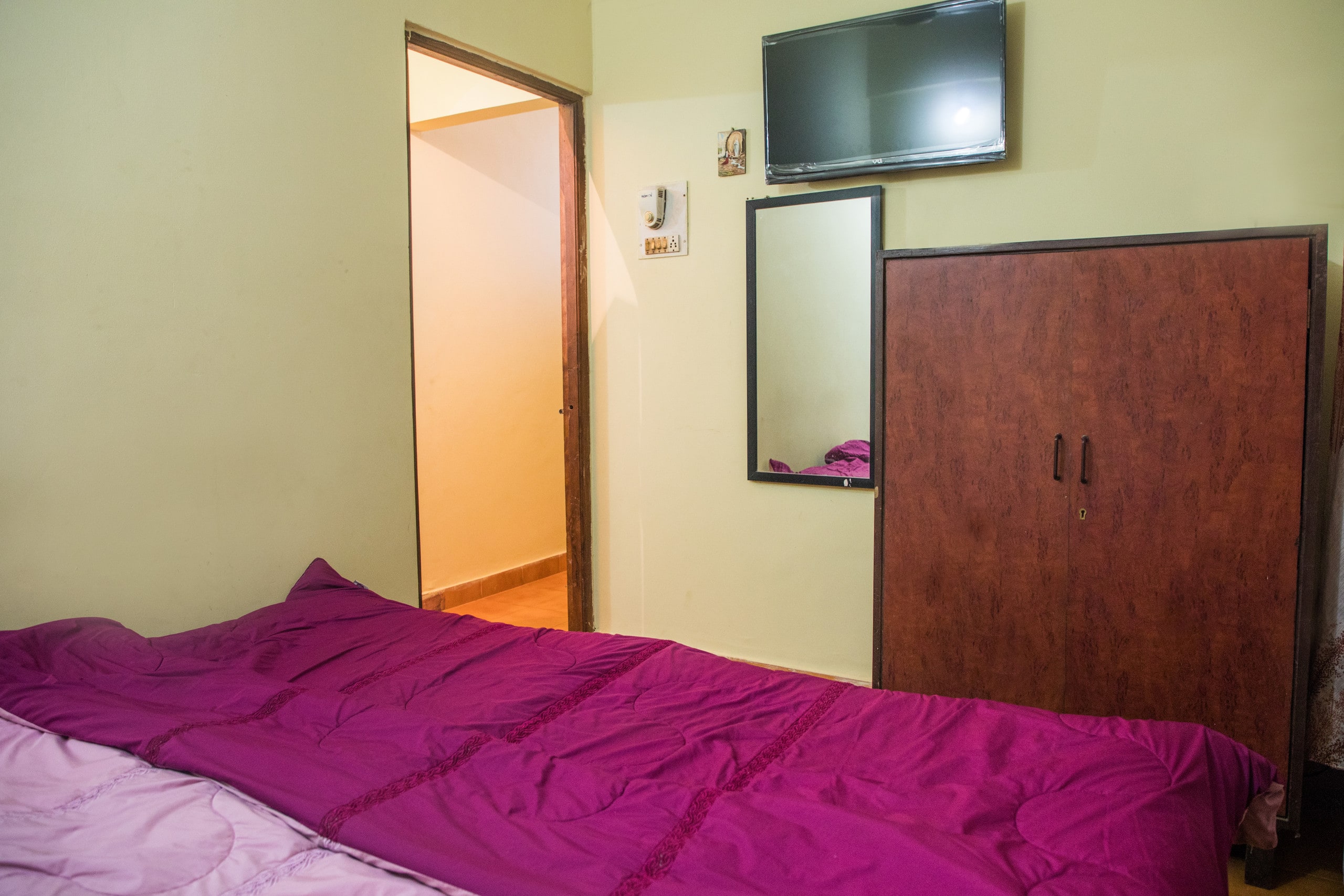 2bk wi fi inverter parking nr Baga Beach Goa - Tap to explore photos