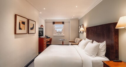 Radisson Blu Hotel, London Leicester Square Room Type - Premium Room - London Eye View