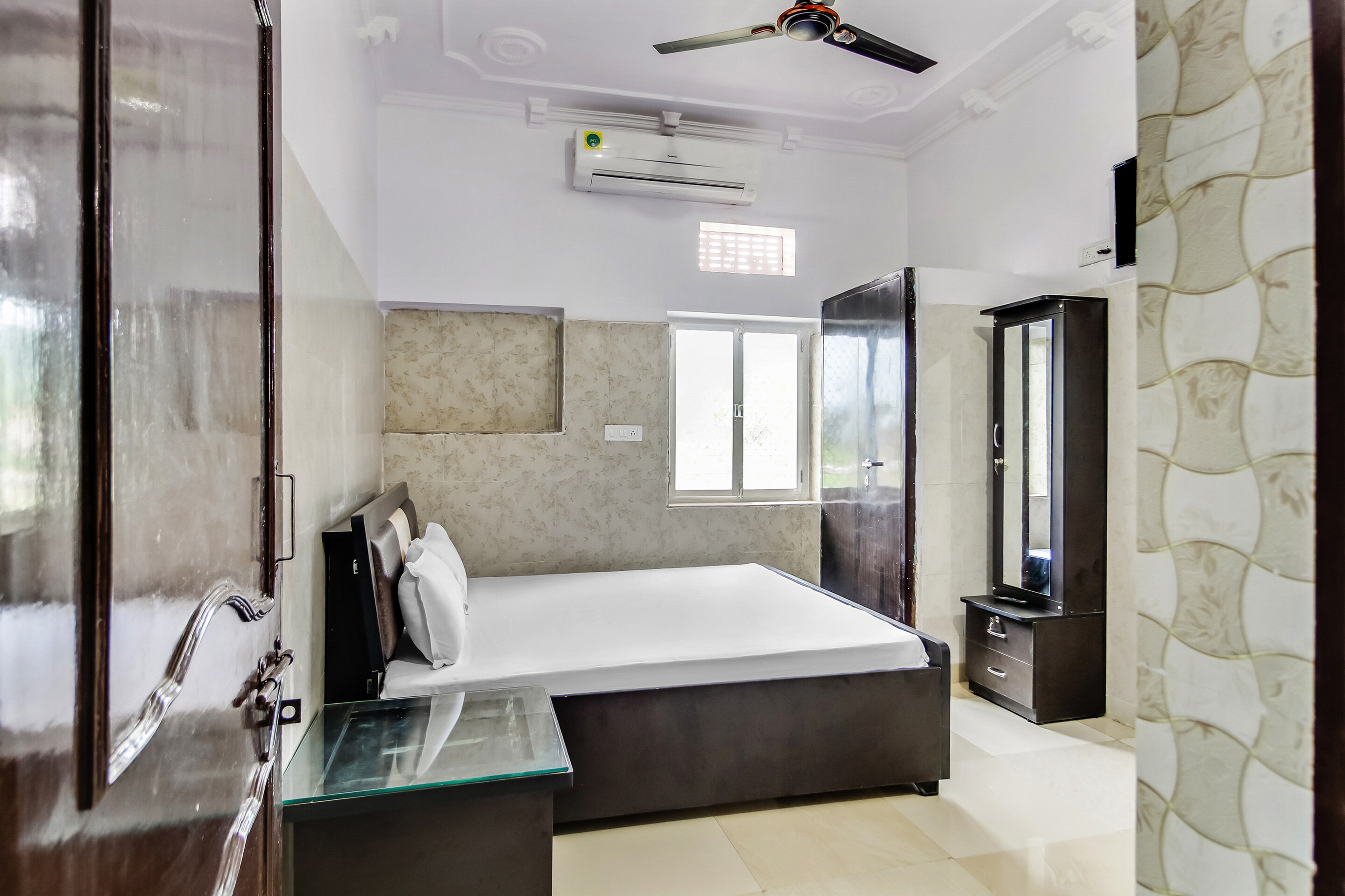 Hotel O Jawahar Palace - Tap to explore photos