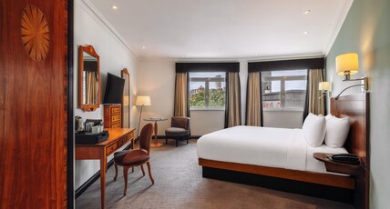 Radisson Blu Hotel, London Leicester Square Room Type - Premium Square View Room - View of Leicester Square Gardens or city view Radisson Blu Hotel, London Leicester Square Room Type - Premium Square View Room - View of Leicester Square Gardens or city view