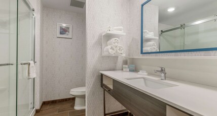 Hampton Inn by Hilton Camden Room Type - 2 QUEENS W  FRIDGE MICROWV