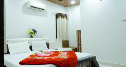 Shree Dwarkadhish Palace Room Type - Tripple Bedded AC Room (No Parking)
