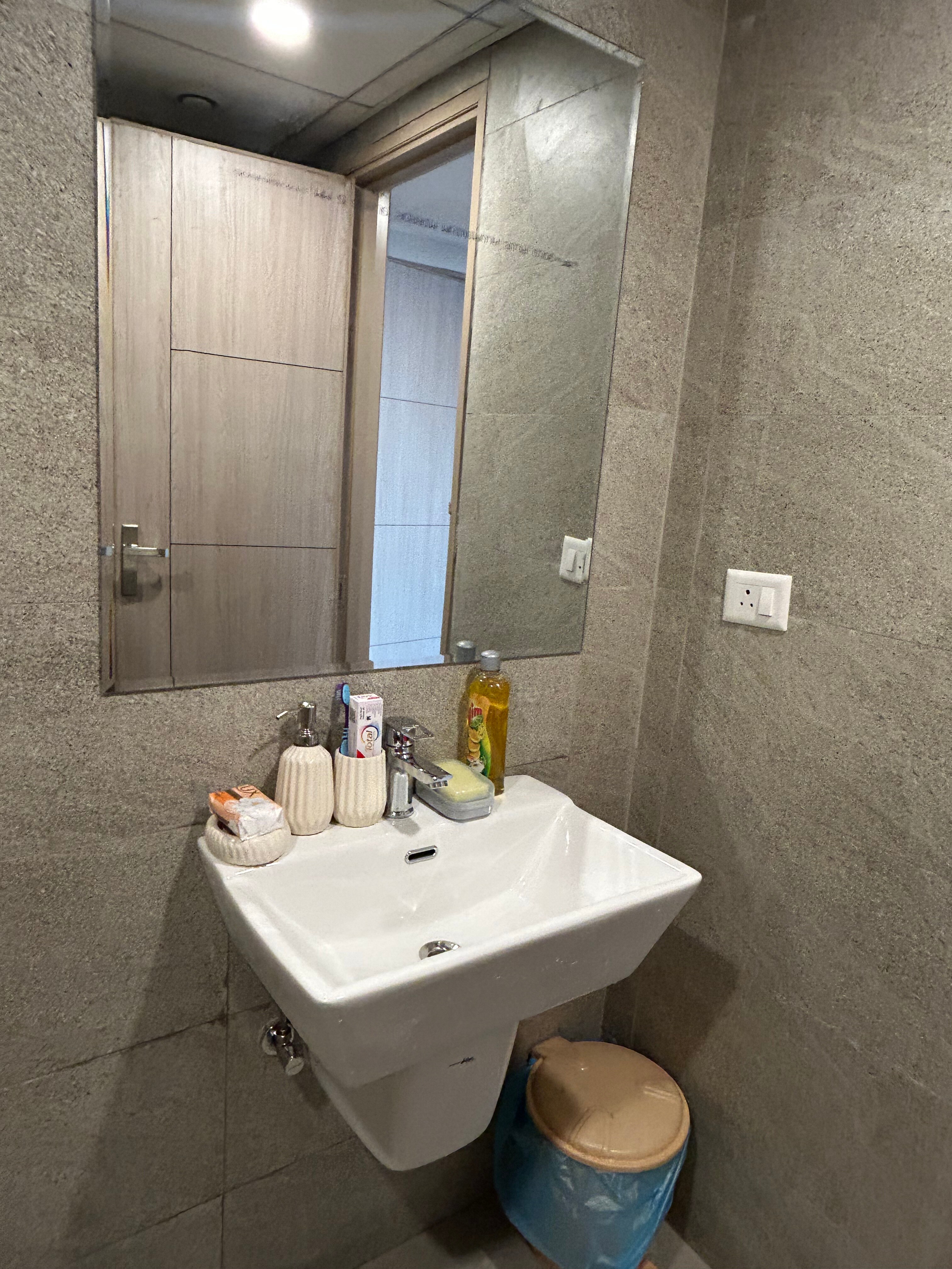 Luxury Suite near Expo Mart Alpha 2 - Tap to explore photos