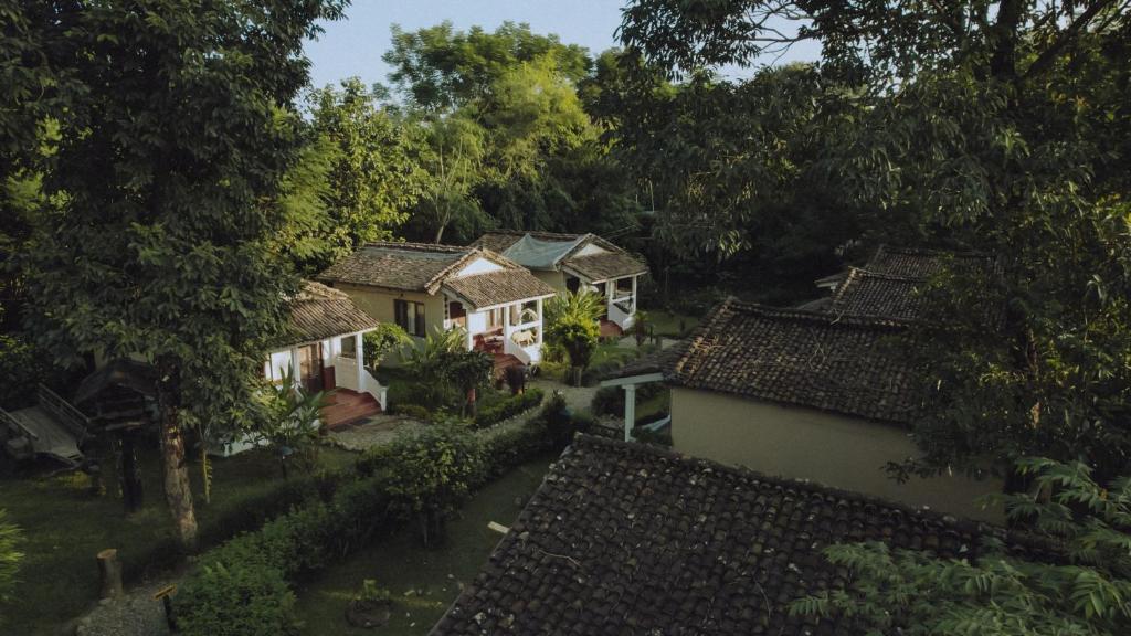 Machan Country Villa - Tap to explore photos