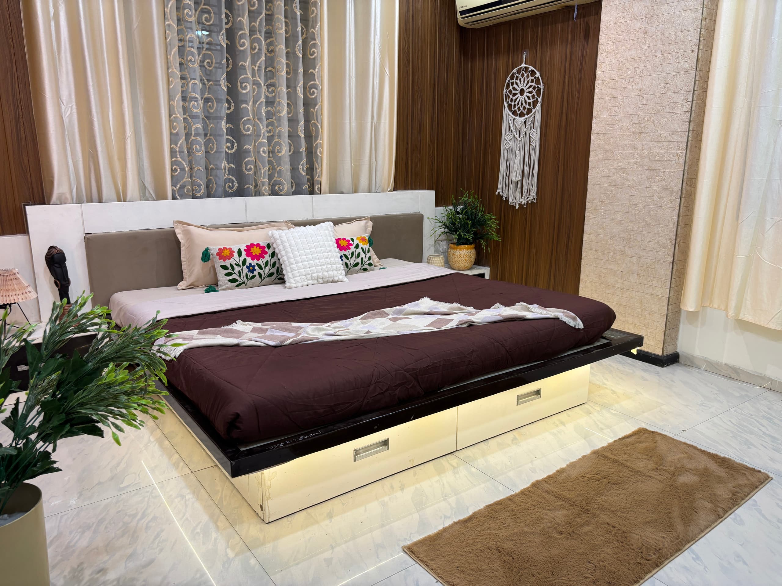 Homly Stays 4BHK Apartment Saket - Tap to explore photos