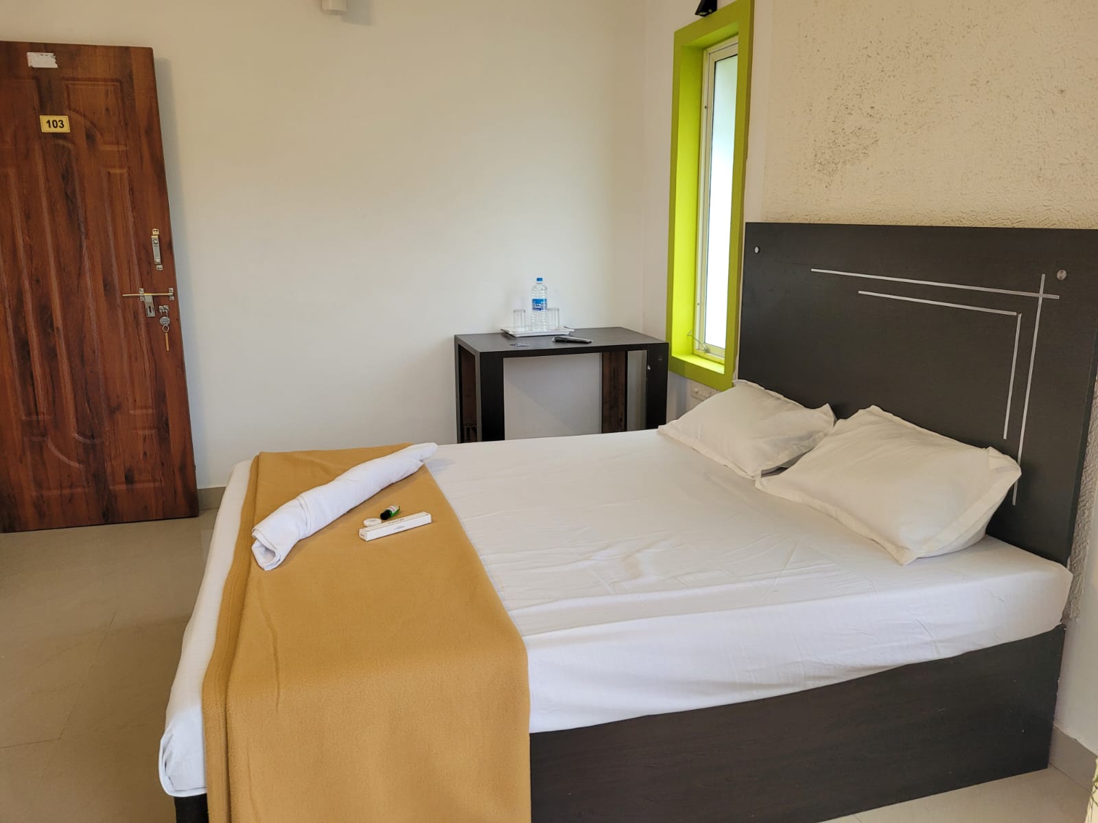 Blue Moon Cottage - Tap to explore photos