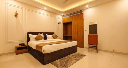 Hotel Saswata 15 mins drive to Shri Ram Mandir & Hanuman Garhi Room Type - Super Deluxe Room