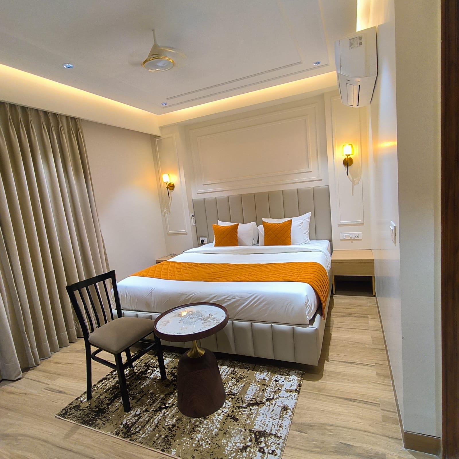 Hotel Arshiv - Tap to explore photos