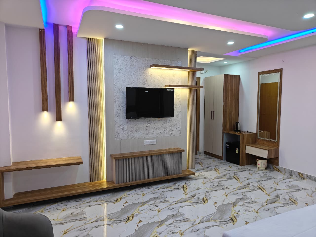 MAA SHARDA SHAKTI HOTEL - Tap to explore photos