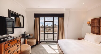 Radisson Blu Hotel, London Leicester Square Room Type - Superior Double - London Eye View