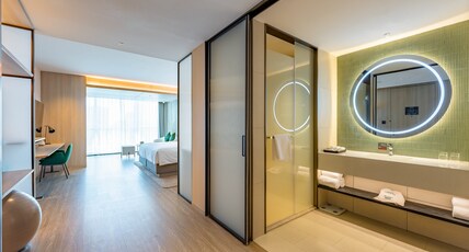 EVEN Hotel QINGDAO LAOSHAN Room Type - 1 King Premium Smart Room Living area