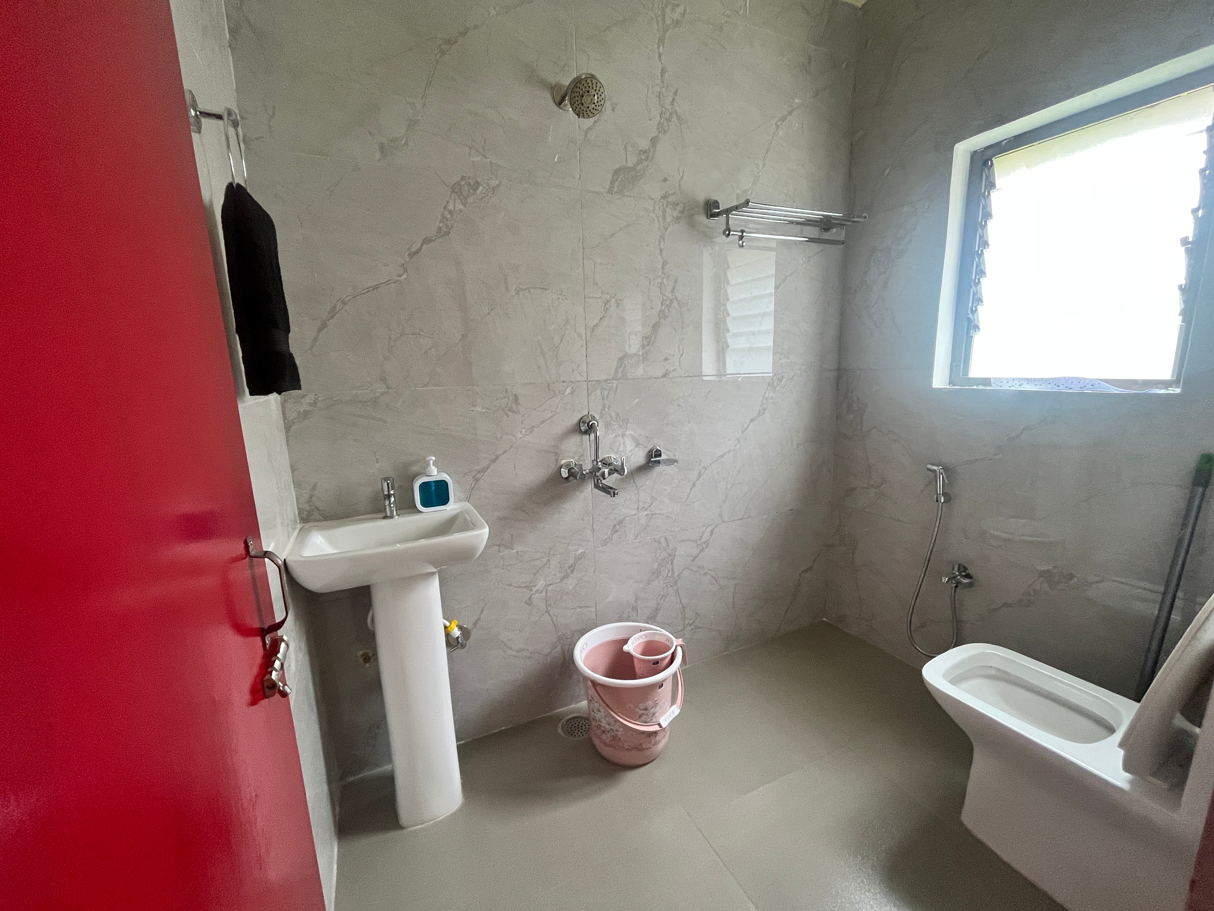 The haven bliss crimson single room - Tap to explore photos