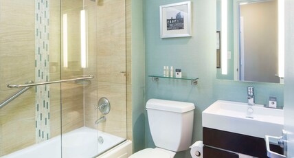 DoubleTree by Hilton Jacksonville-Riverfront Room Type - 1 QUEEN BED