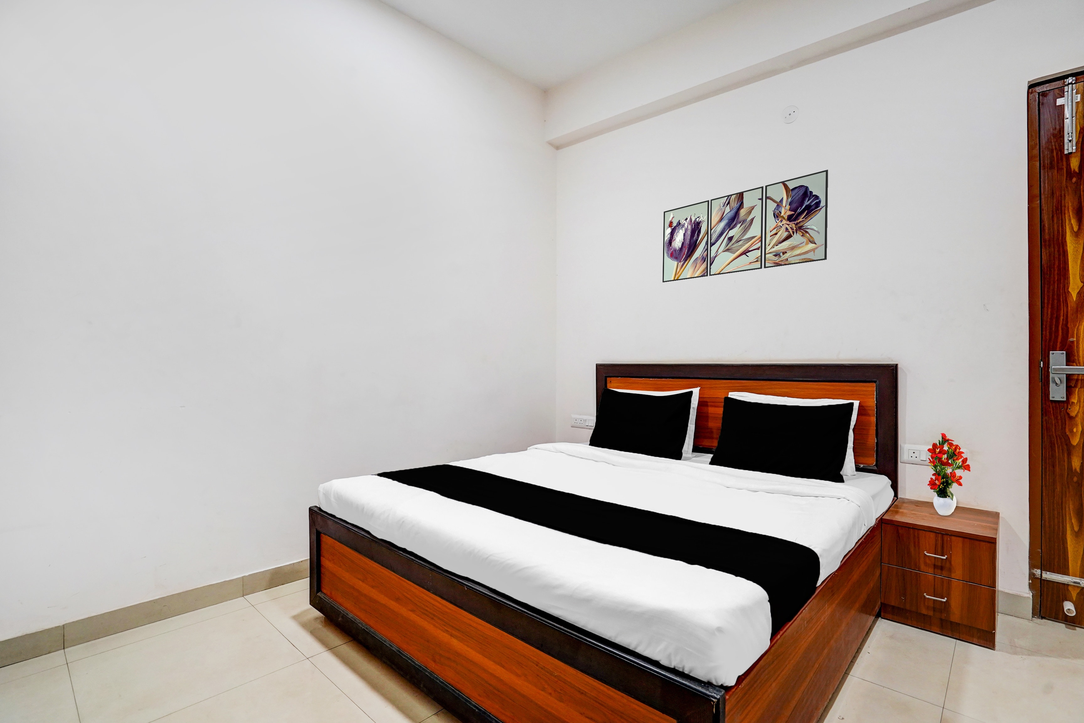 Hotel O Sector 49 Noida Formerly The Urban - Tap to explore photos