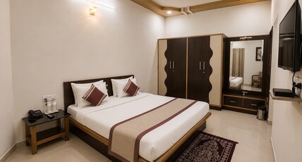 Home Stay Inn | 5 min from Sardar Vallabhbhai Patel International Airport Room Type - Super Deluxe Room