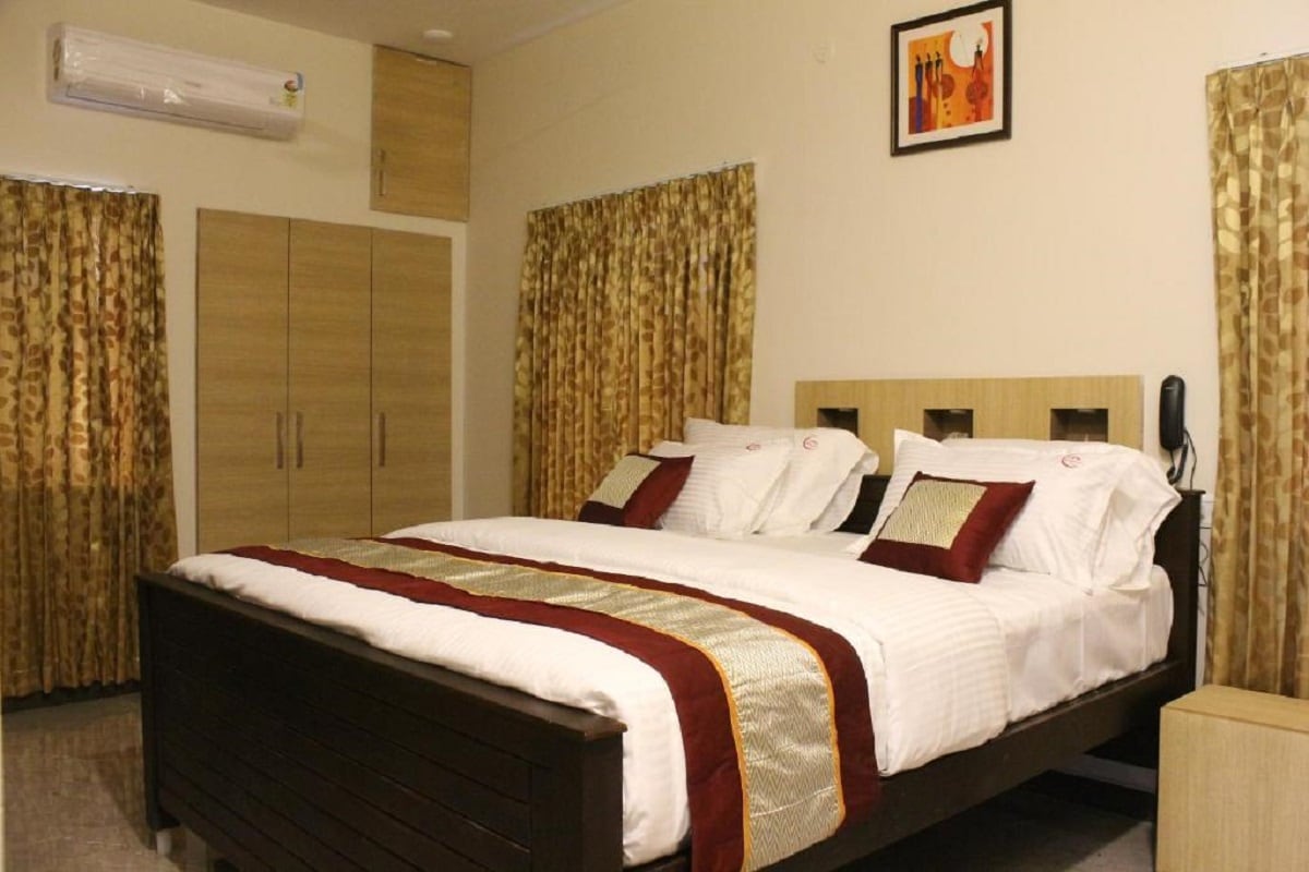 THE LAVISH MOON - Tap to explore photos