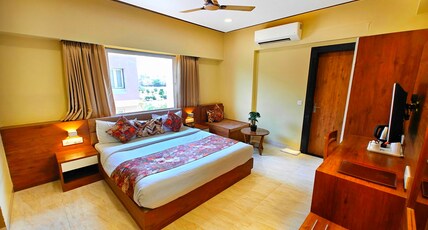Opulence Inn - 500 Meters From Railway Station Room Type - Super Deluxe Room