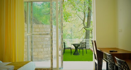 Chester Oak Kasauli - Premium rooms and Exclusive Villa Room Type - Bedroom with garden