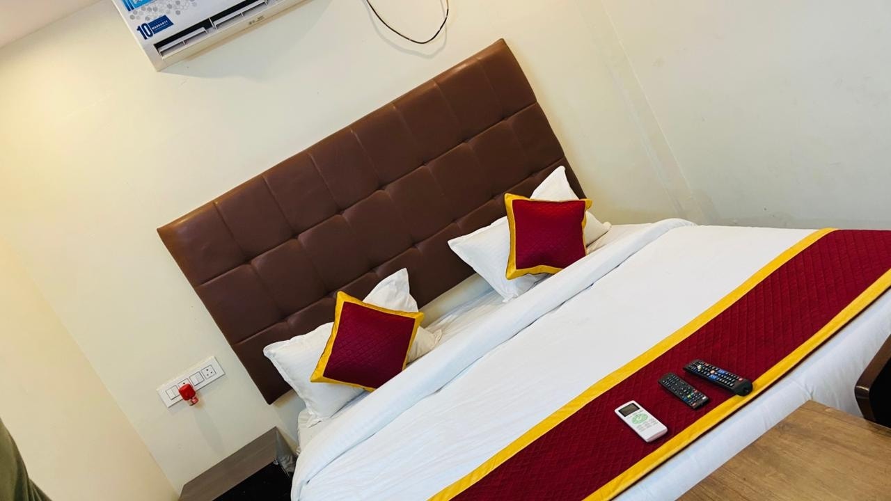 HOTEL CLASSIC - Tap to explore photos