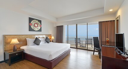 D VAREE JOMTIEN BEACH PATTAYA HOTEL Room Type - Executive Suite Ocean View with Bathtub & Balcony