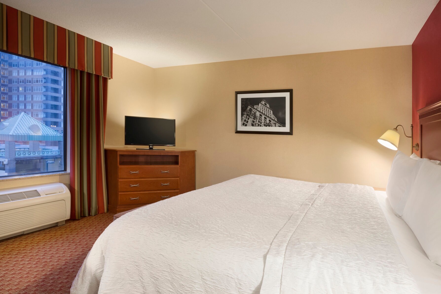 Hampton Inn & Suites Hartford/East Hartford, CT - Tap to explore photos
