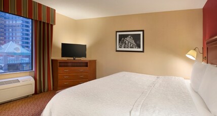 Hampton Inn & Suites Hartford/East Hartford, CT Room Type - 1 KING ACC W TUB NON SMOK