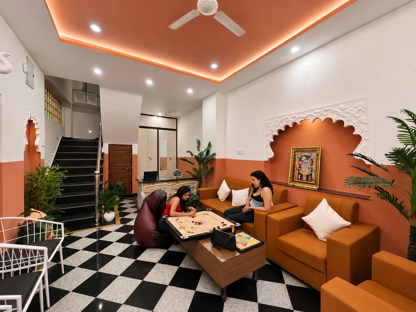 Raahgir Lake View Hostel |10 Metres from Lake Pichola - Tap to explore photos
