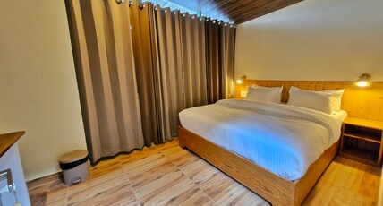 Happy Owls Cafe and Lodge Room Type - Deluxe Lakeview Rooms Happy Owls Cafe and Lodge Room Type - Deluxe Lakeview Rooms