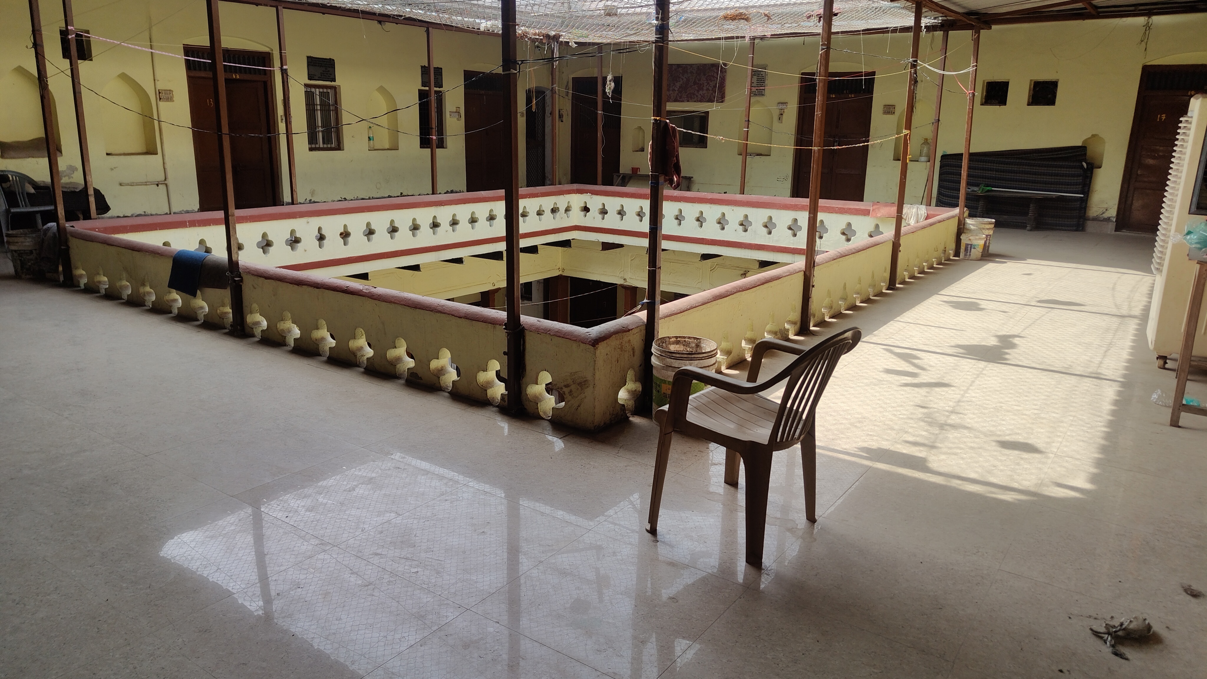 गिरिराज भवन बंगाली आश्रम - Tap to explore photos