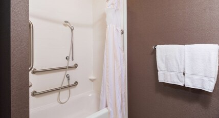 Hilton Garden Inn Sioux Falls Downtown Room Type - 2 QN ACC RM W BATHTUB